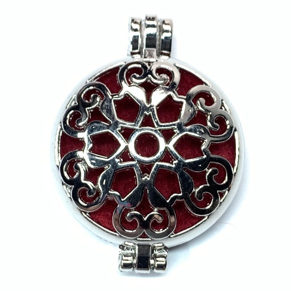 😍 Filigreed Essential Oil Diffuser Pendant 👀 - Picture 1 of 5